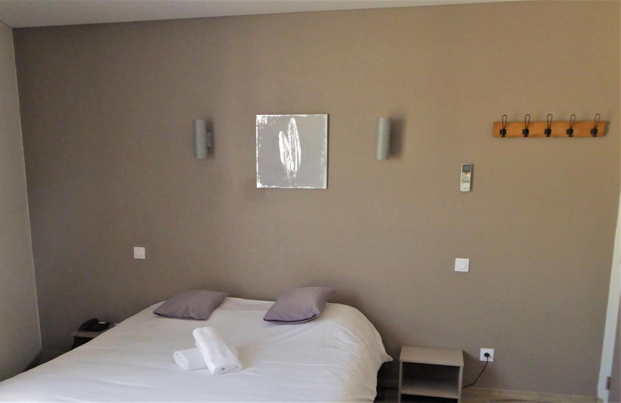 Auberge De La Paillere Lavours 外观 照片